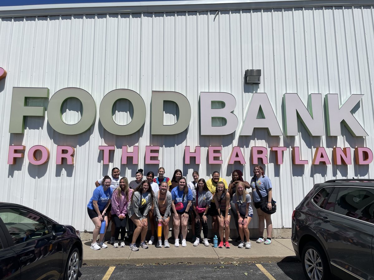 Making a difference in our community! 🤝 College of Saint Mary resident and student orientation staff came together to volunteer at the Food Bank For The Heartland. #CommunityService #GivingBack