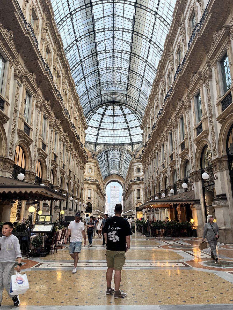Next to #gucci #prada #LouisVuitton there’s <a href="/SixthReseau/">réseau</a> couldn’t me more proud to wear my merch 🙌🏻 #NFT #crypto #quality