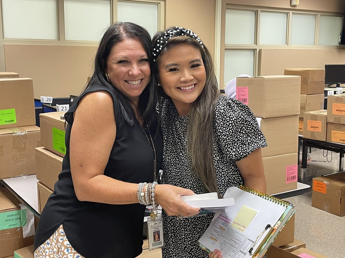 MrsStalnaker's tweet photo. What a wonderful day @Lister_Lions! 2nd grade teachers were amping up their knowledge lessons with anchor charts and @tmupchur was doing a fabulous job supporting her teachers with a smile! @GISDLiteracy @GISDTLD https://t.co/4nwkVsoeao