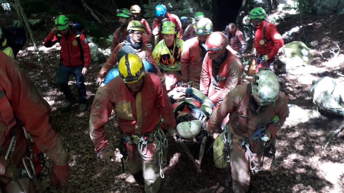 #Campania: alle ore 12:30 di oggi la speleologa infortunatasi ieri nella Grotta del Falco è stata riportata in superficie e consegnata all'eliambulanza per il trasferimento in ospedale. Sul posto squadre del Soccorso Alpino e Speleologico provenienti da diverse regioni.