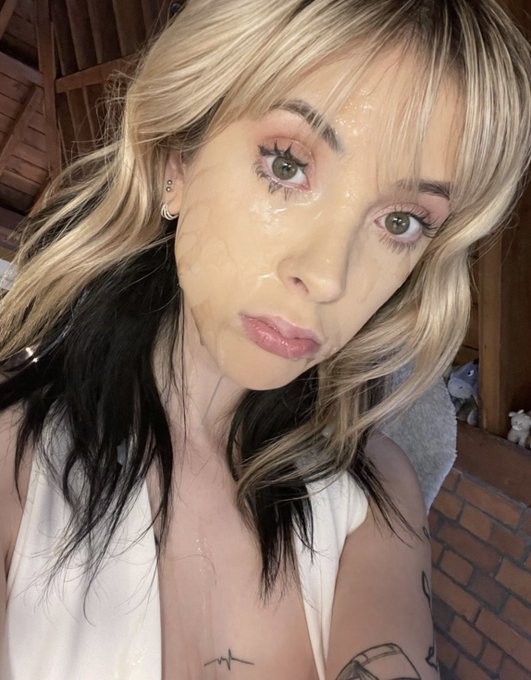 do I have something on my face? 🤔 https://t.co/VBO8o3DgDU