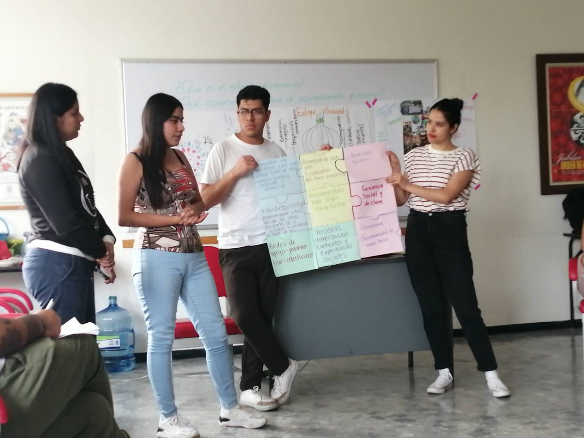 CentroVitoriaMX's tweet photo. 🌿El pasado sábado en la Sesión XVII  de la Escuela para #JuventudesDefensoras"Miguel Concha", reflexionamos con Oyuki Barrios y Axel Meléndez de ALUNA, la importancia del acompañamiento integral frente a las violencias que atraviesan las personas defensoras de #DerechosHumanos
1 https://t.co/300viZIkIq