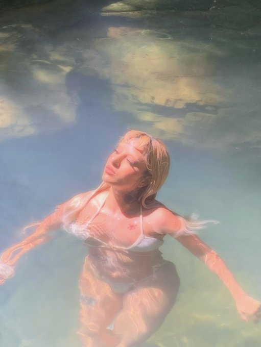 swimming in the 30 degree spring on the mountain https://t.co/hyRCFyDww2