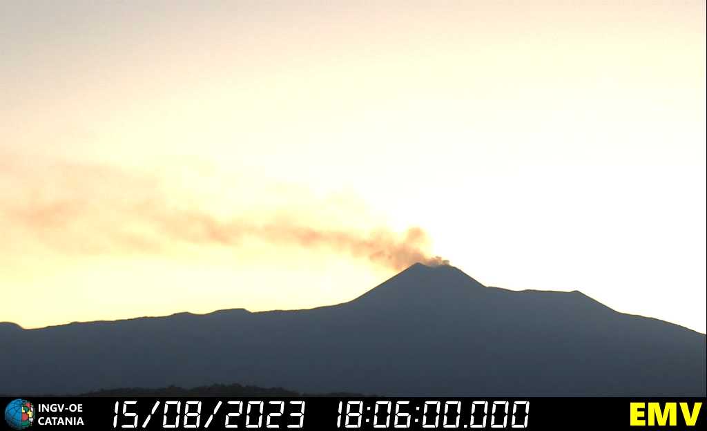 COMUNICATO DI ATTIVITA' VULCANICA del 2023-08-15 18:19:20(UTC) - ETNA. L'INGV-OE, comunica che le immagini delle telecamere mostrano una attività di degassamento dai crateri Bocca Nuova e Cratere di Sud-Est. buff.ly/3DYxTuI #INGV #Etna#osservatorioetneo #comunicato