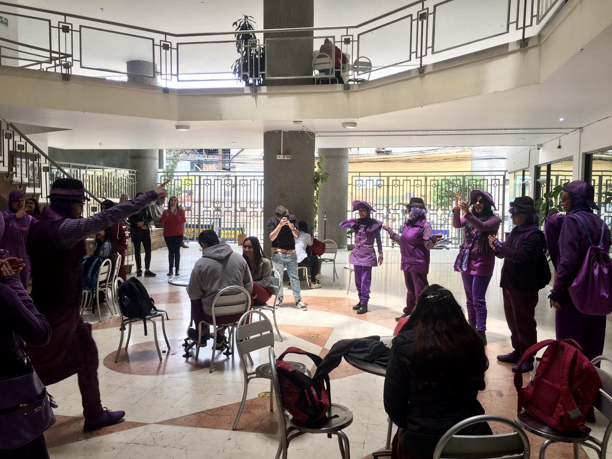 TransMilenio's tweet photo. A esta hora el #ComboVioleta incentiva y promueve la cultura ciudadana y el buen uso del transporte público a estudiantes, docentes y administrativos de la @FABA y @udes_oficial #JuntosCuidamosBogotá #LaCulturaNosMueve https://t.co/O8zoUrREdN