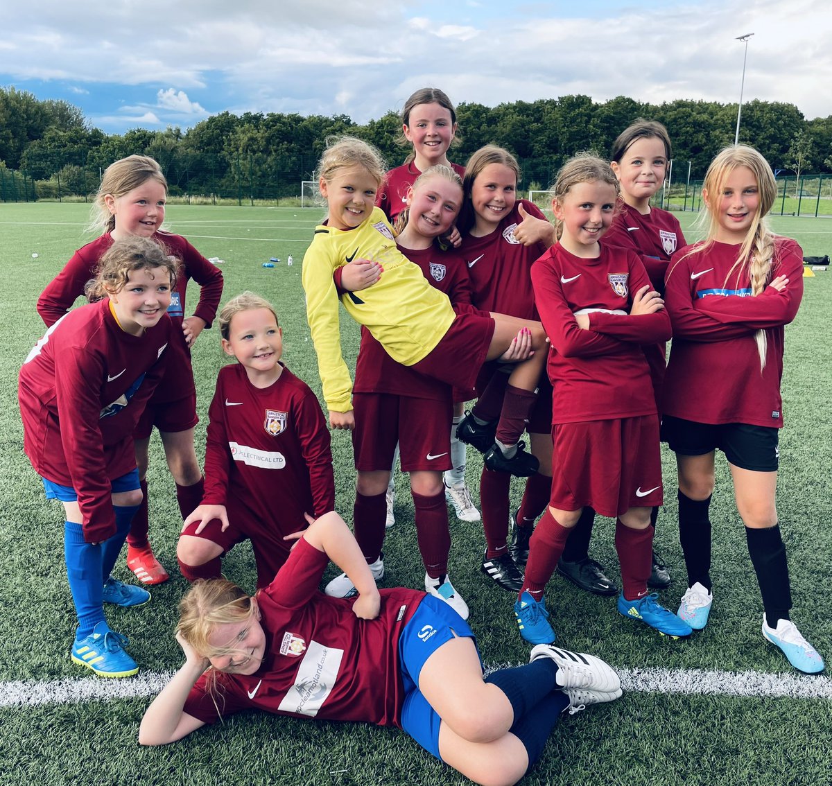 One last friendly before the next block for U10s. Thanks <a href="/DalkeithCFC/">Dalkeith Thistle Community Football Club</a> for the game. Strong performance and ready for our trip to Tranent on Sunday! 💎💎
<a href="/iain_mcnic/">Iain</a> <a href="/AllanRiddell27/">Allan Riddell</a>
