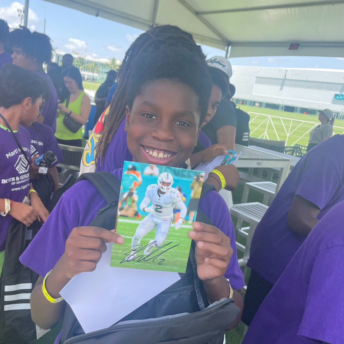 Miami Dolphins Foundation & Community Relations (@finsoffthefield) on Twitter photo <a href="/ChubbFoundation/">Chubb Foundation</a> hosted special guest from
<a href="/BGCofBroward/">Boys & Girls Clubs of Broward County</a> in the #FootballUNITES Community
Corner during practice yesterday! Thanks to <a href="/reggaebeets/">Reggae Beets Gourmet Food Truck</a> for providing our kids with a delicious meal.😋
Post-practice <a href="/astronaut/">Bradley Chubb</a> brought some friends to visit for autographs.🏈🐬 <a href="/ChubbFoundation/">Chubb Foundation</a> hosted special guest from
<a href="/BGCofBroward/">Boys & Girls Clubs of Broward County</a> in the #FootballUNITES Community
Corner during practice yesterday! Thanks to <a href="/reggaebeets/">Reggae Beets Gourmet Food Truck</a> for providing our kids with a delicious meal.😋
Post-practice <a href="/astronaut/">Bradley Chubb</a> brought some friends to visit for autographs.🏈🐬