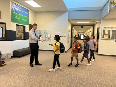 BsicB35059's tweet photo. We had a great day welcoming students to school today! We are excited to have everybody tomorrow for the first full day! #GreatDayToBeABulldog https://t.co/2zzz5DKSZI