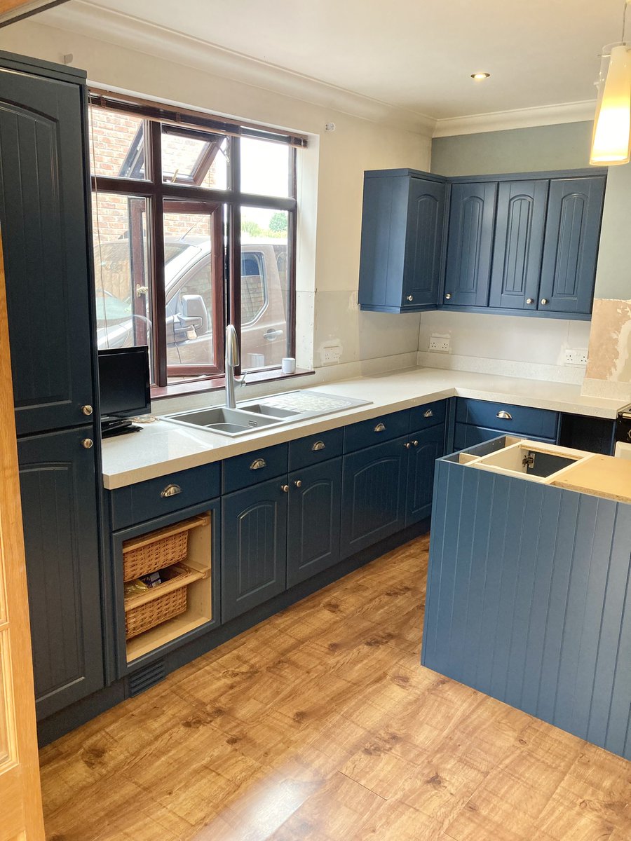 KCSUK_Ltd's tweet photo. Be bold and brave with a dark colour! Personal I love dark colours so I was in my element with this kitchen.

Finished in Morrells PC and tinted in ‘Stiffkey blue’

#kcsuk #spraying  #spraypaintedkitchen #paintedkitchen #kitchencabinetsprayinguk 
For more info please PM https://t.co/p4owI4lAC1