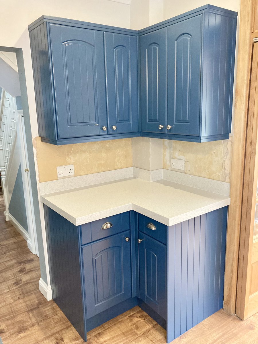 KCSUK_Ltd's tweet photo. Be bold and brave with a dark colour! Personal I love dark colours so I was in my element with this kitchen.

Finished in Morrells PC and tinted in ‘Stiffkey blue’

#kcsuk #spraying  #spraypaintedkitchen #paintedkitchen #kitchencabinetsprayinguk 
For more info please PM https://t.co/p4owI4lAC1