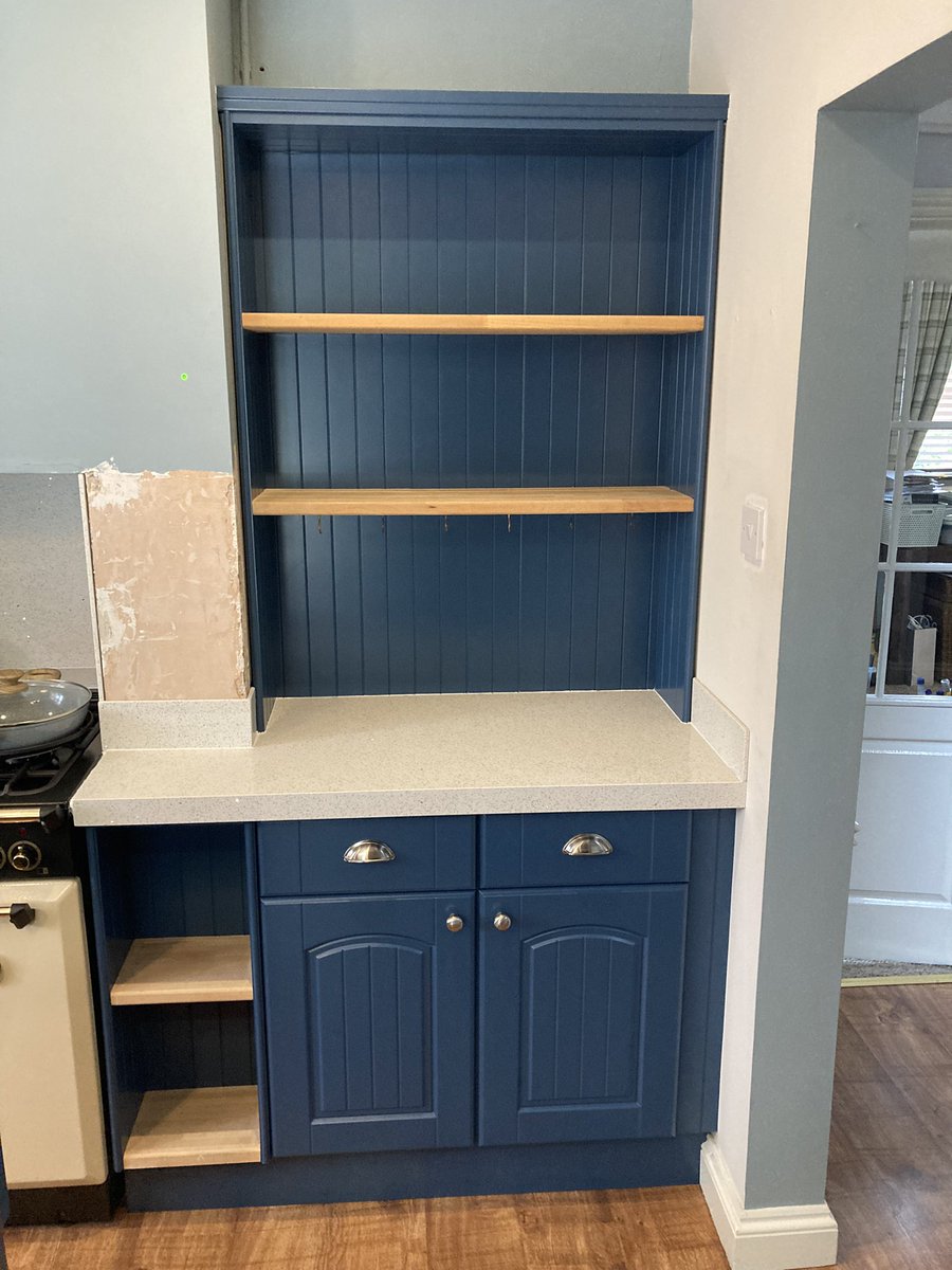 KCSUK_Ltd's tweet photo. Be bold and brave with a dark colour! Personal I love dark colours so I was in my element with this kitchen.

Finished in Morrells PC and tinted in ‘Stiffkey blue’

#kcsuk #spraying  #spraypaintedkitchen #paintedkitchen #kitchencabinetsprayinguk 
For more info please PM https://t.co/p4owI4lAC1