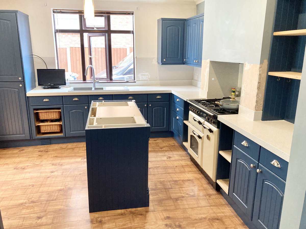 KCSUK_Ltd's tweet photo. Be bold and brave with a dark colour! Personal I love dark colours so I was in my element with this kitchen.

Finished in Morrells PC and tinted in ‘Stiffkey blue’

#kcsuk #spraying  #spraypaintedkitchen #paintedkitchen #kitchencabinetsprayinguk 
For more info please PM https://t.co/p4owI4lAC1