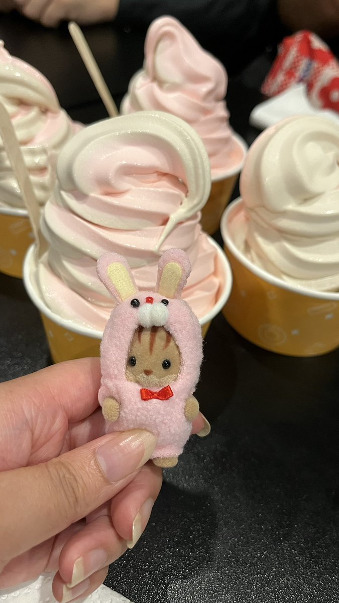 teanesssss's tweet photo. my otakuthon weekend highlight is getting ice cream with friends 😋🍨🍦💓 https://t.co/HeqOFSUmKE