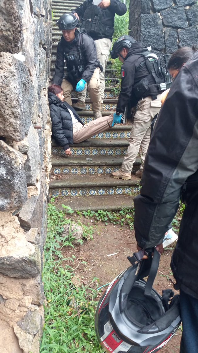 Taxi_Xalapa's tweet photo. Taxista secuestró a una chava que se dirigía a su trabajo, alcanzó a avisar vía WhatsApp que el taxista actuaba raro, se aviso a la policía y logró mandar ubicación, la encontraron en shock. @VialidadXalapa @Pechmed @econsulta_ver @LSRVeracruz @huracanmartinez @AlertasVecinos https://t.co/FjPLT9tdDY