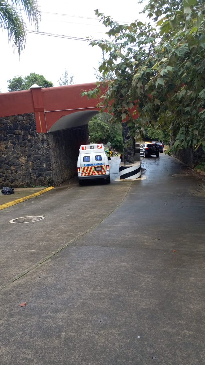 Taxi_Xalapa's tweet photo. Taxista secuestró a una chava que se dirigía a su trabajo, alcanzó a avisar vía WhatsApp que el taxista actuaba raro, se aviso a la policía y logró mandar ubicación, la encontraron en shock. @VialidadXalapa @Pechmed @econsulta_ver @LSRVeracruz @huracanmartinez @AlertasVecinos https://t.co/FjPLT9tdDY