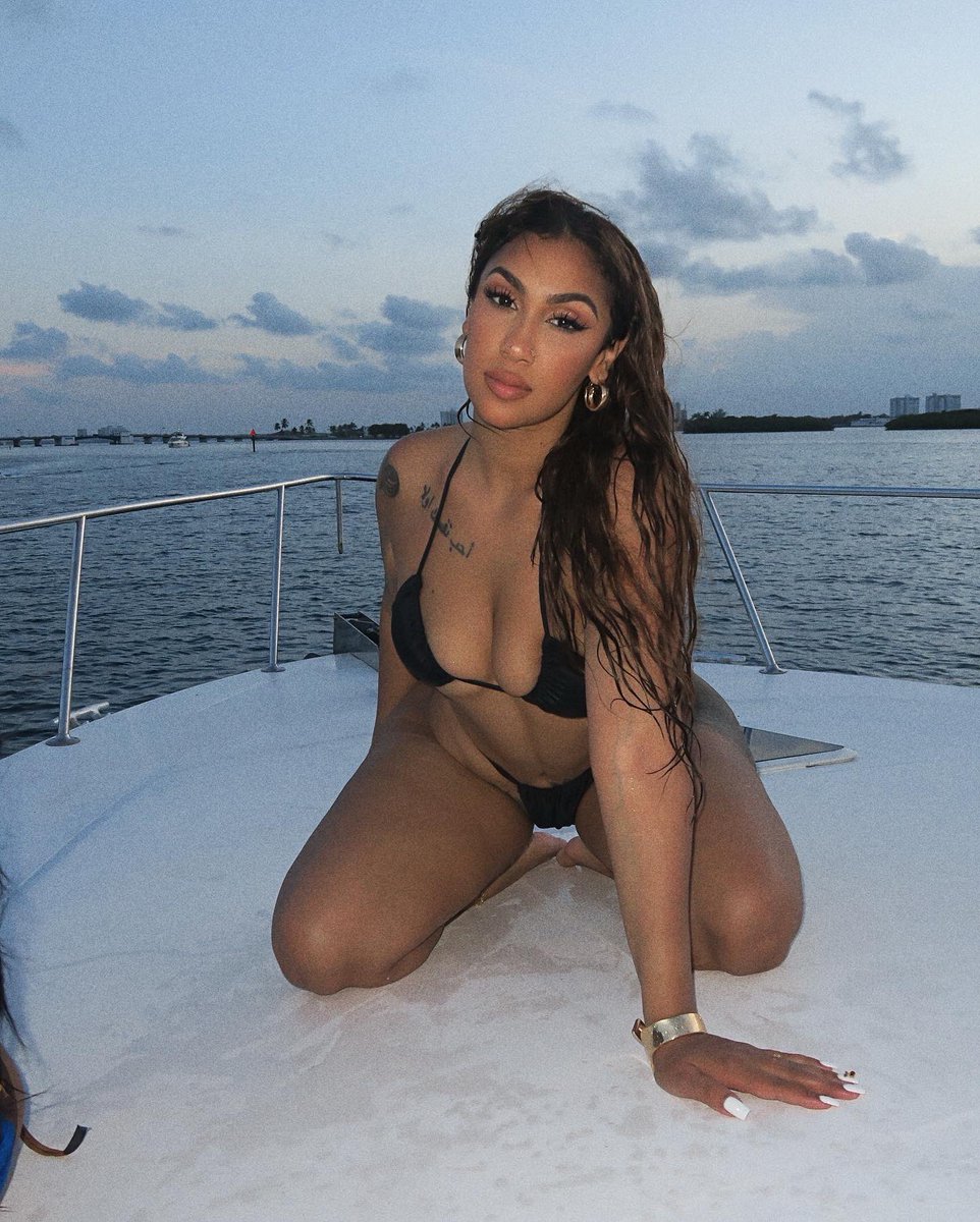 finally got my lil’ yacht pic in Miami 🫶🏽