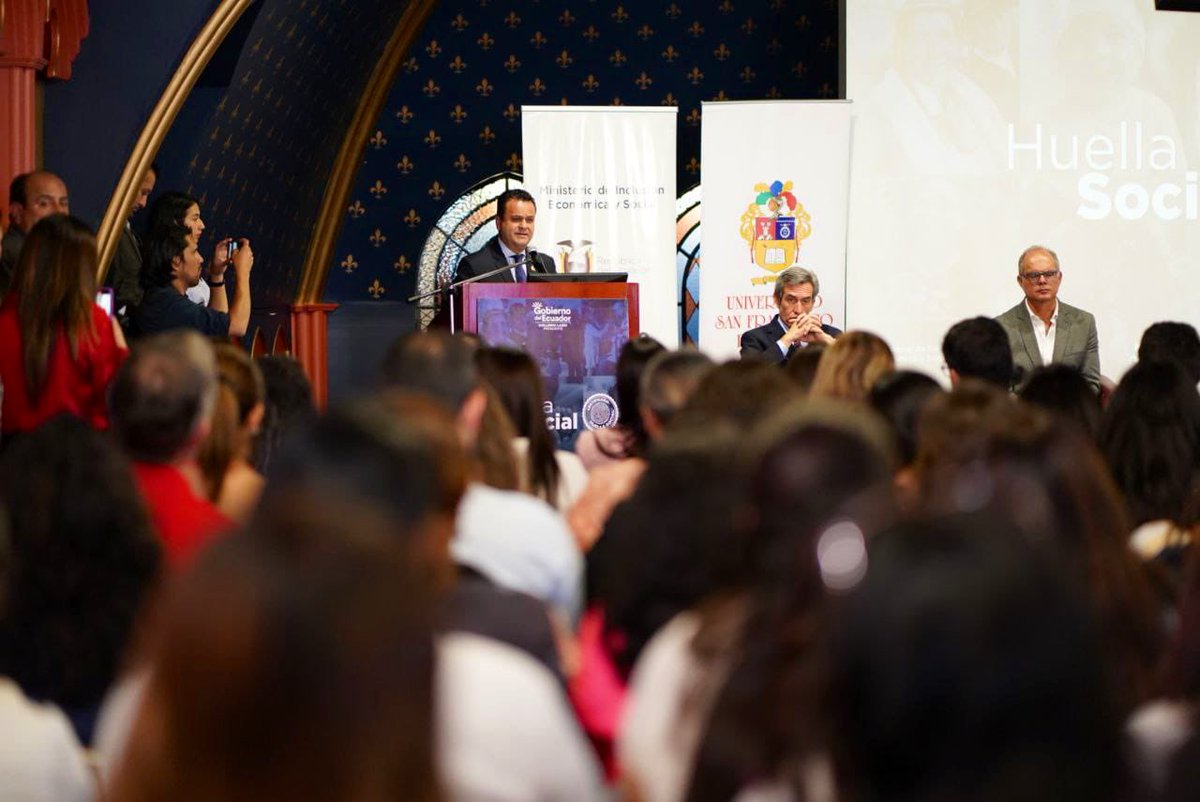 EstebanBernalB's tweet photo. #Quito 📍Para el #GobiernoDelEcuador es gratificante entregar hoy, por primera vez en la historia, la certificación #HuellaSocial a empresas y organismos que cumplen con determinados estándares de compromiso con la sociedad, como promover y garantizar la inclusión social y económica de las personas en situación de pobreza, pobreza extrema y vulnerabilidad. Este reconocimiento lo otorga @InclusionEc con la colaboración estratégica de @Atrevia.