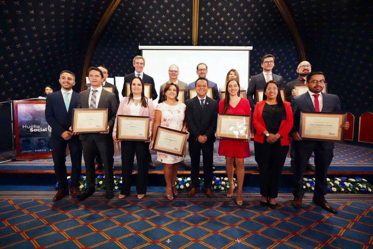 EstebanBernalB's tweet photo. #Quito 📍Para el #GobiernoDelEcuador es gratificante entregar hoy, por primera vez en la historia, la certificación #HuellaSocial a empresas y organismos que cumplen con determinados estándares de compromiso con la sociedad, como promover y garantizar la inclusión social y económica de las personas en situación de pobreza, pobreza extrema y vulnerabilidad. Este reconocimiento lo otorga @InclusionEc con la colaboración estratégica de @Atrevia.