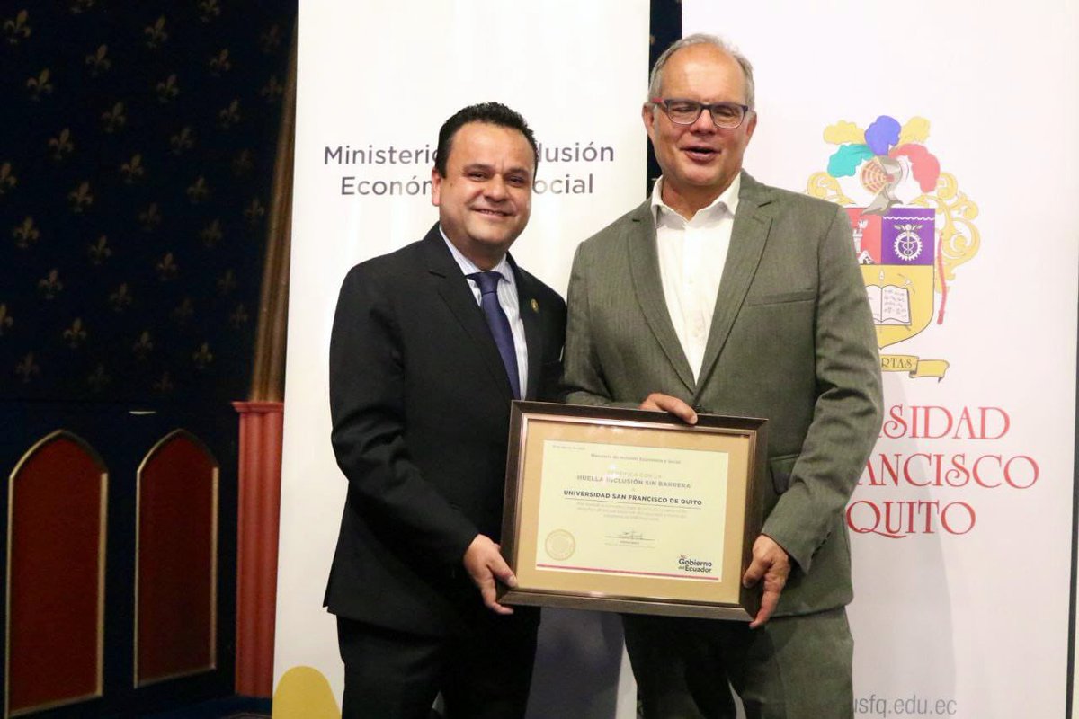 EstebanBernalB's tweet photo. #Quito 📍Para el #GobiernoDelEcuador es gratificante entregar hoy, por primera vez en la historia, la certificación #HuellaSocial a empresas y organismos que cumplen con determinados estándares de compromiso con la sociedad, como promover y garantizar la inclusión social y económica de las personas en situación de pobreza, pobreza extrema y vulnerabilidad. Este reconocimiento lo otorga @InclusionEc con la colaboración estratégica de @Atrevia.