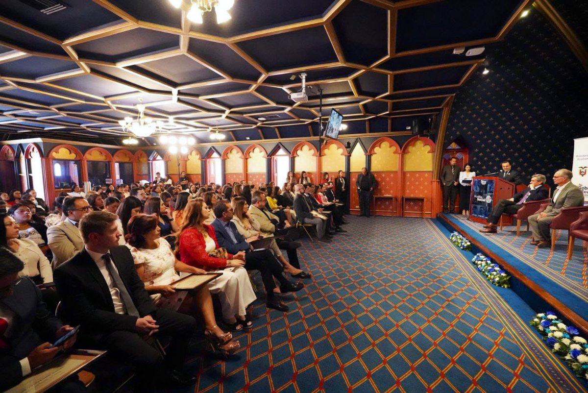 EstebanBernalB's tweet photo. #Quito 📍Para el #GobiernoDelEcuador es gratificante entregar hoy, por primera vez en la historia, la certificación #HuellaSocial a empresas y organismos que cumplen con determinados estándares de compromiso con la sociedad, como promover y garantizar la inclusión social y económica de las personas en situación de pobreza, pobreza extrema y vulnerabilidad. Este reconocimiento lo otorga @InclusionEc con la colaboración estratégica de @Atrevia.