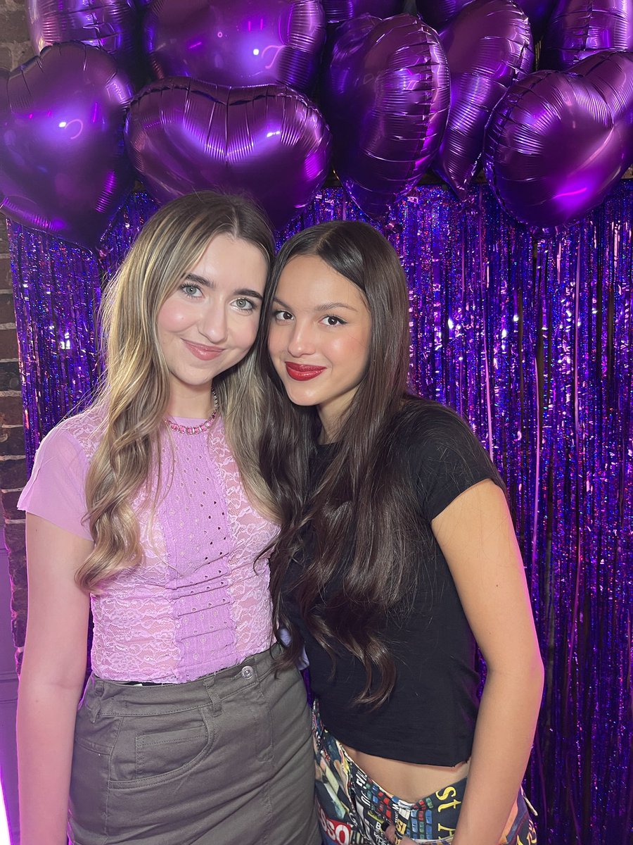 AmySkelton20's tweet photo. I met @oliviarodrigo 🥹🥹🥹🥹🥹@LiviesHQ https://t.co/Qsexe9ZLJ9