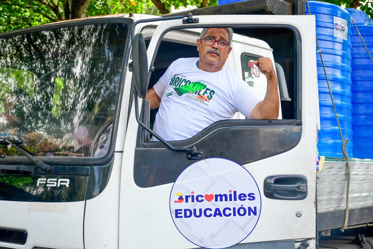 Visitamos el L.N.B. Francisco Isnardi del Edo. Monagas. Con las Bricomiles, la dotación e insumos seguimos remodelando las infraestructuras escolares en compañía de sus estudiantes, docentes, FANB y líderes de la comunidad. 

<a href="/NicolasMaduro/">Nicolás Maduro</a> 
@MPPEDUCACION