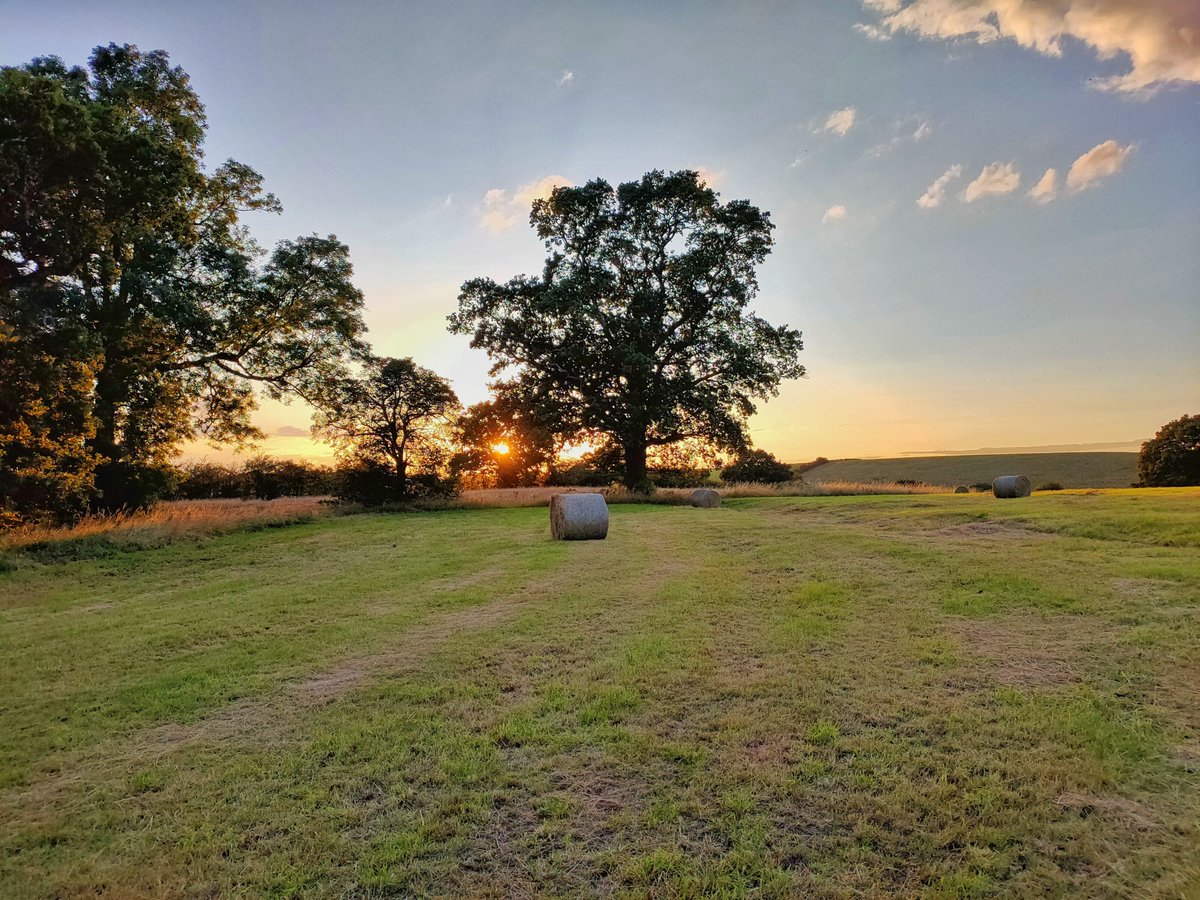 Enjoyed watching sunset tonight with some bales in the field, a rather clear sunny evening, feels pleasent out there Photos taken in Stockingford Warwickshire @StormHour @ThePhotoHour @metoffice #loveukweather