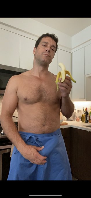 Would you like me to make you some breakfast? What would you like me to make you? Te gustaria que te