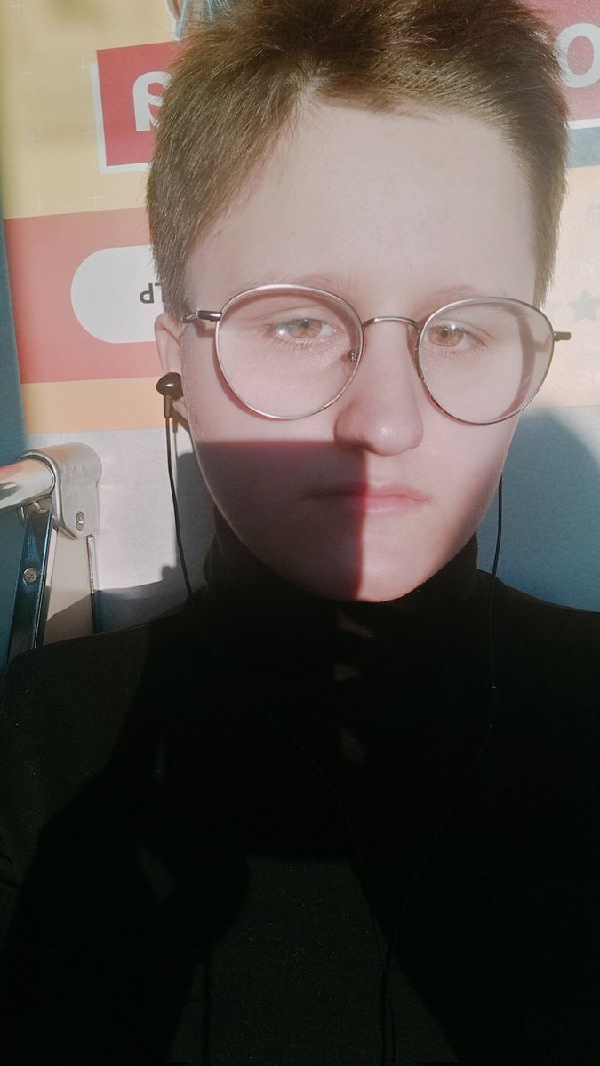 wantloveplease's tweet photo. Сегодня солнце та��ое поймала в метро. https://t.co/LD40AvjPFN