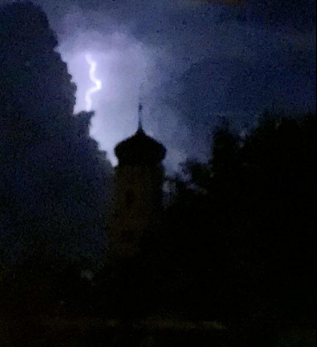tr4umt43nzer's tweet photo. Wetterleuchten.
Was für ein schönes Wort. https://t.co/XNsDYCJMtF