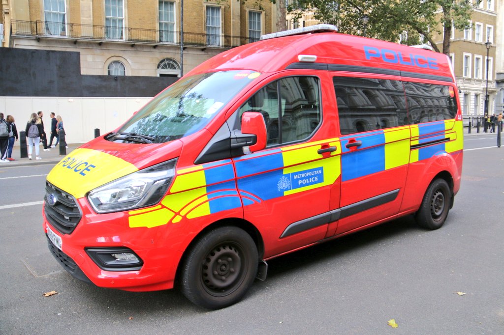MichaelHuising's tweet photo. Metropolitan Police Parliamentary and Diplomatic Protection (PaDP) near #DowningStreet / #Westminster
#politics #PaDP #metpolice #london #emergencyservices #police #Downingstreet10 https://t.co/Bg8zZ4Uy3p