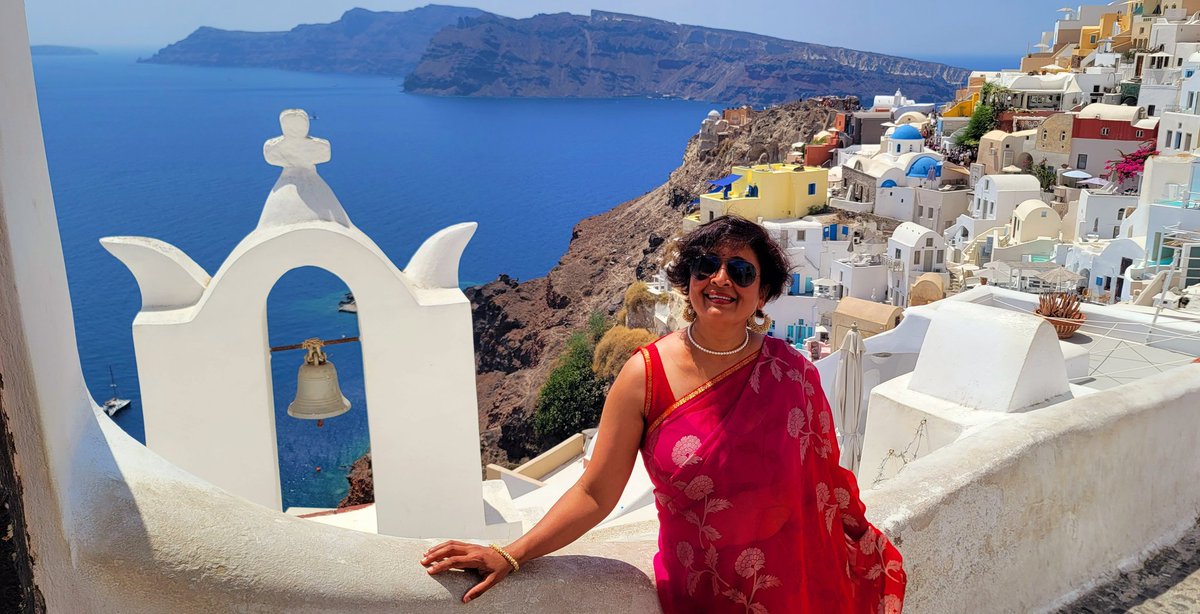 AnimaOnTwit's tweet photo. Keeping India 🇮🇳 alive wherever I go. Celebrating India in Santorini, Greece 🇬🇷 today. You can take a gurl out of her des but you cannot take her des out of a gurl 😊 🇮🇳  Happy Independence Day India! #desigirl #sarilove #sari #sareefashion Sari in #santorinigreece https://t.co/kKQv2e7XAm