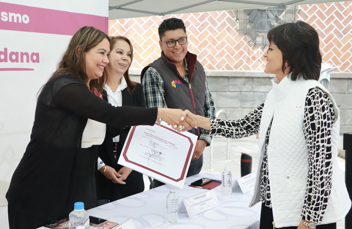 Marta_OrnelasG's tweet photo. Una jornada llena de logros y compromiso por el turismo en Puebla. En  la #JornadaCiudadana entregamos 43 Distintivos, Certificados y Registros Nacionales de Turismo a dedicados prestadores de servicios. También abrimos un espacio para escuchar las perspectivas y propuestas que fortalecerán nuestro horizonte turístico. ¡Gracias a todos por su compromiso y participación! 💼🤝🏨 #UnGobiernoPresente