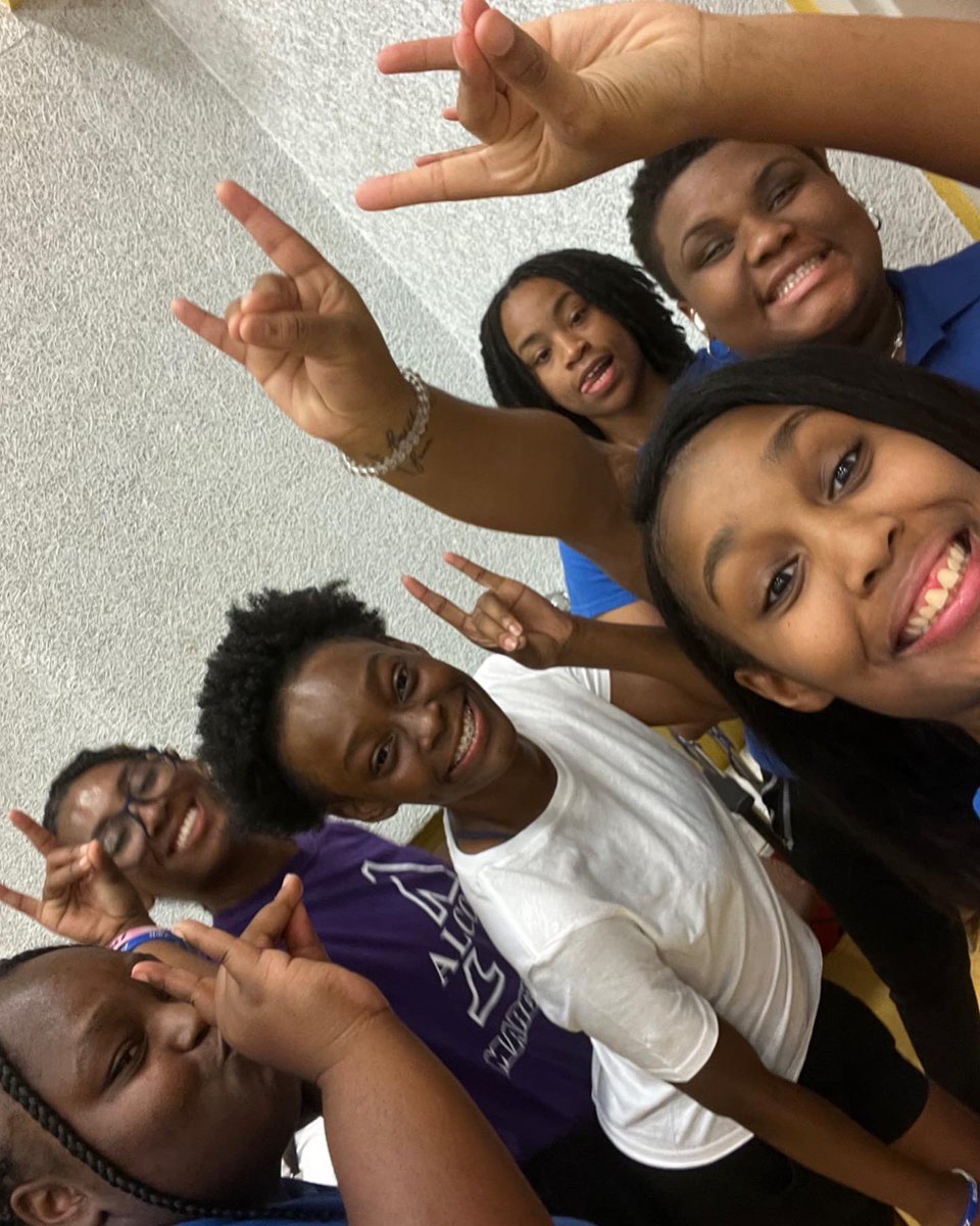 TheZetaChapter's tweet photo. On today, the Ladies of Zeta Chapter donated 30 cases of water to the best band in the land: The Sounds of Dyn-O-Mite!
We hope to continue to
give back to them and the rest of our college campus! #service💙🤍🕊️ https://t.co/zVPJJCVMsI