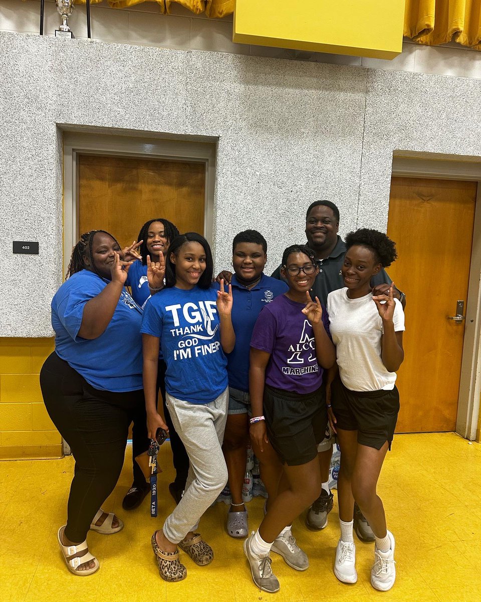 On today, the Ladies of Zeta Chapter donated 30 cases of water to the best band in the land: The Sounds of Dyn-O-Mite!
We hope to continue to
give back to them and the rest of our college campus! #service💙🤍🕊️