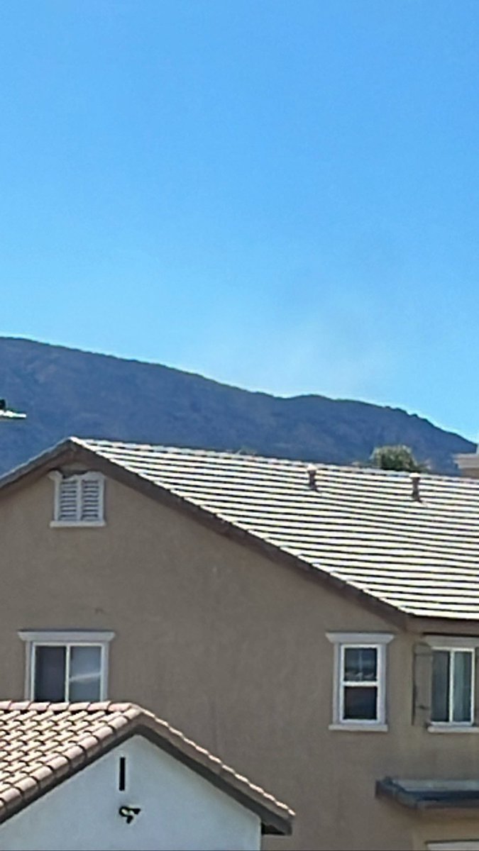 ImIntoFires's tweet image. LACoFD requesting a 2nd alarm brush response!Starting to see light smoke from the #BakerFire