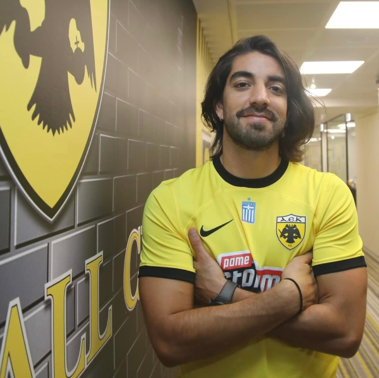 InvictosSomos's tweet photo. ¿Debut oficial con el AEK Atenas? Pese a no haber sido titular, Rodolfo Pizarro solo necesitó 6 MINUTOS para poner su PRIMERA ASISTENCIA con el club griego. Y lo mejor de todo fue que su pase al minuto 90 sirvió para que el equipo de Matías Almeyda ganara la ida de la fase previa de la UEFA Champions League (vencieron 1-2 al Dinamo Zagreb en Croacia). Qué manera de arrancar su camino en Europa. VAMOS, JOKER.
