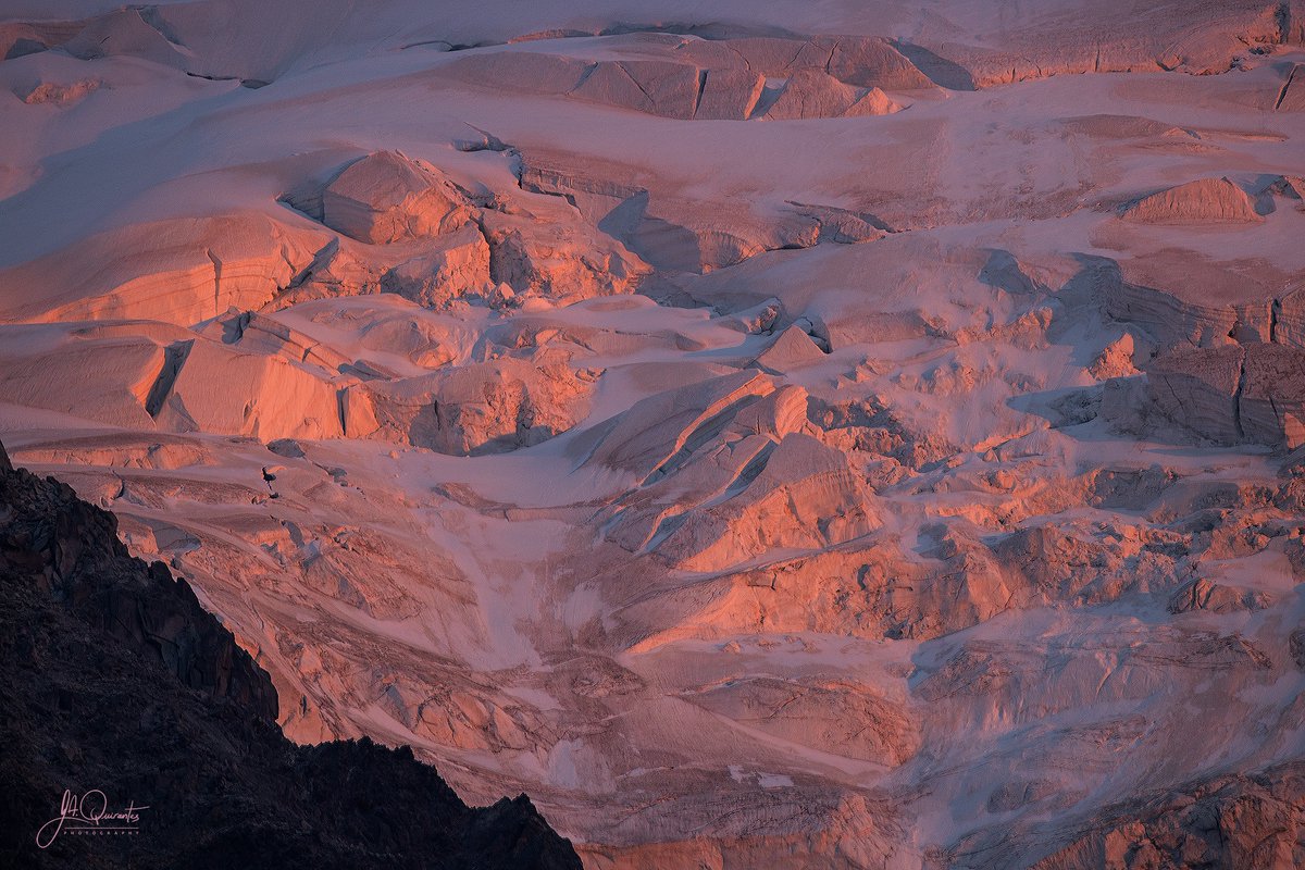 JoseAQuirantes's tweet photo. Glaciar de Bossons (1), de Taconnaz (2) y del Mont Blanc du Tacul (3 y 4), al atardecer de hoy 15 de agosto de 2023 desde Chamonix. https://t.co/G7JUy95CpL