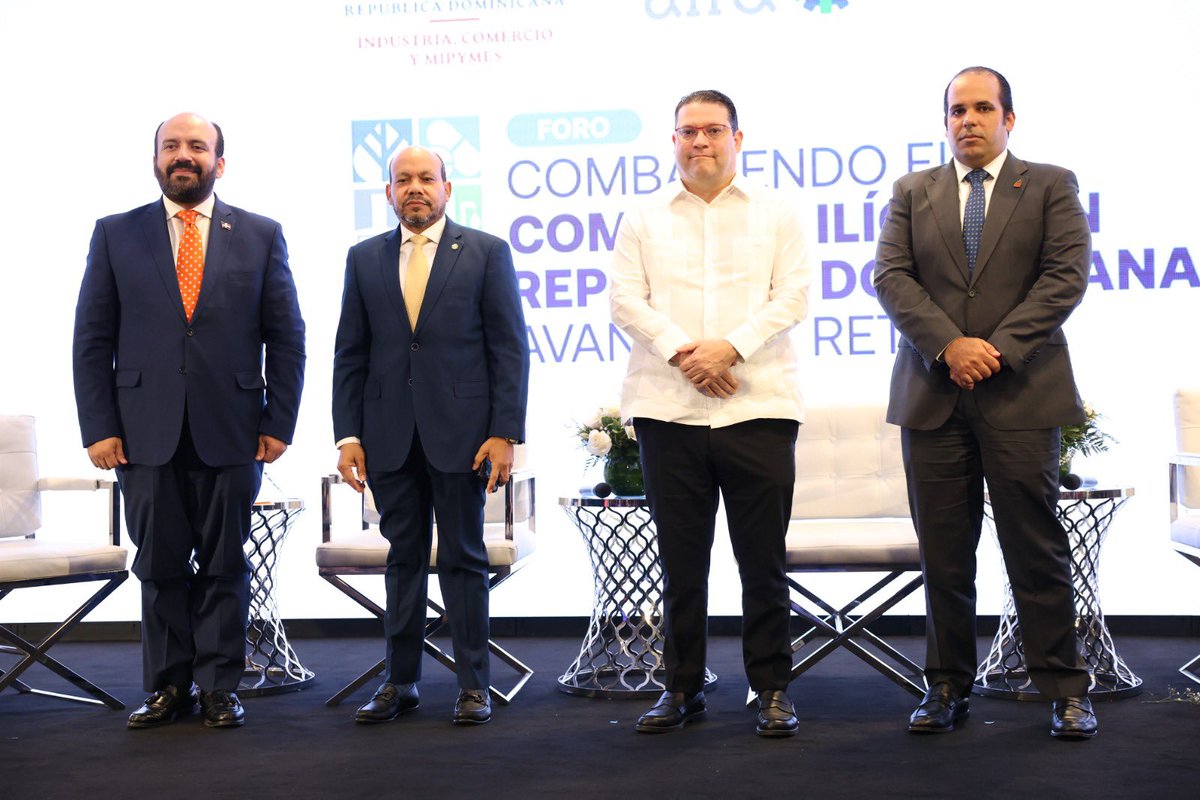 SanzLovaton's tweet photo. Participando en el foro “Combatiendo el Comercio Ilícito en República Dominicana: Avances y Retos”, junto a @LuisValdezVeras @LeandroV1411 y @rperezfermin . Aquí pude compartir sobre cómo nuestros avances tecnológicos en @aduanard han revolucionado la detección y prevención de mercancías ilícitas. 

#ForoAIRDMICM #ComercioIlícitoRD