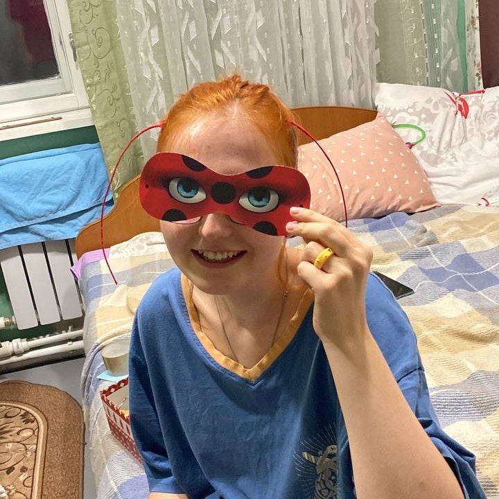vitoryvv's tweet photo. короче завтра идём с девушкой на ледибаг в кино и решили жёстко подготовиться
во-первых, я показала ей первые 3 сезона (сколько успели)
а во-вторых: мы плагг и тикки

можете смеяться https://t.co/wereLfyQ5A