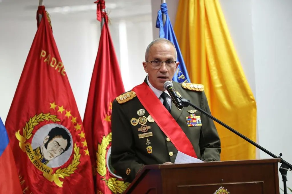 Unefa_VEN's tweet photo. El Rector saliente MG @angiolillofp agradeció al Ministro @vladimirpadrino por la confianza y la oportunidad de formar parte de esta gran familia. ¡22 mil nuevos profesionales graduados en beneficio de nuestra patria! ¡Cumplimos la orden, General en Jefe! 🎓👏🇻🇪 https://t.co/U0gc90bKn8