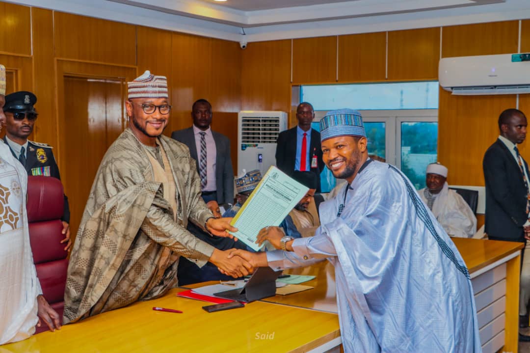 Kdankasa's tweet photo. PRESS STATEMENT

GOVERNOR DAUDA LAWAL SWEARS IN 18 COMMISSIONERS, ASSIGNS PORTFOLIOS

Zamfara State Governor, @daudalawal_ on Tuesday, inaugurated 18 newly appointed commissioners that would constitute the State Executive Council. https://t.co/bh6QRoAJ9s