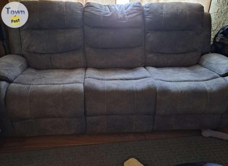 townpost's tweet image. Grey reclining couch: Grey reclining couch in good shape in Drayton valley townpost.ca/marketplace/dr…