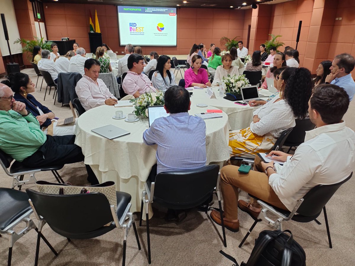 JSusanaMeza's tweet photo. Ejemplo de articulación nacional e internacional. Viceministerios de @MincomercioCo cámaras binacionales y #RedInvest coordinando las políticas de comercio exterior del país. https://t.co/HTqwR1fCYT