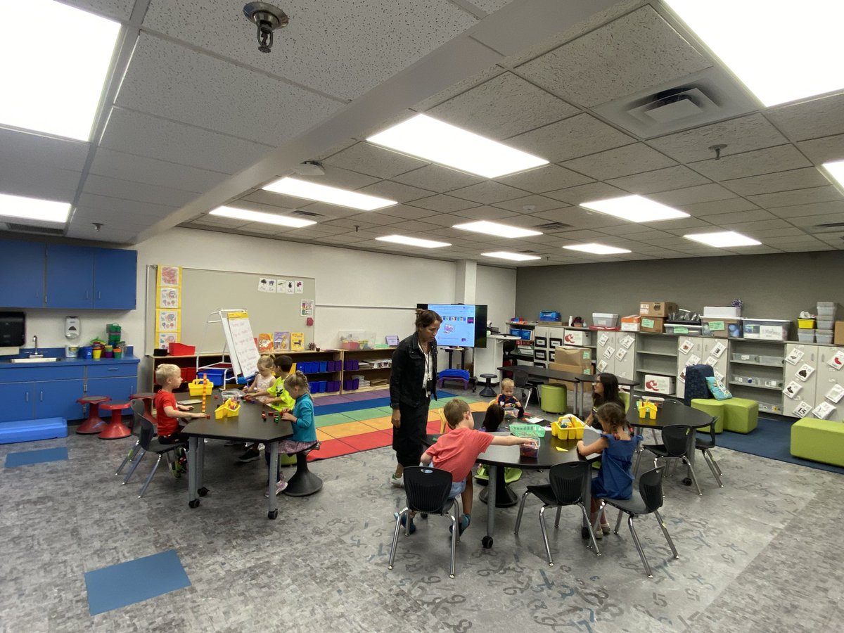 hernan81375313's tweet photo. Welcoming class of 2036 at EHSI. We are excited to be the start of your journey. @EPEAGLESEHSI #welcome https://t.co/THV5y9rOwn