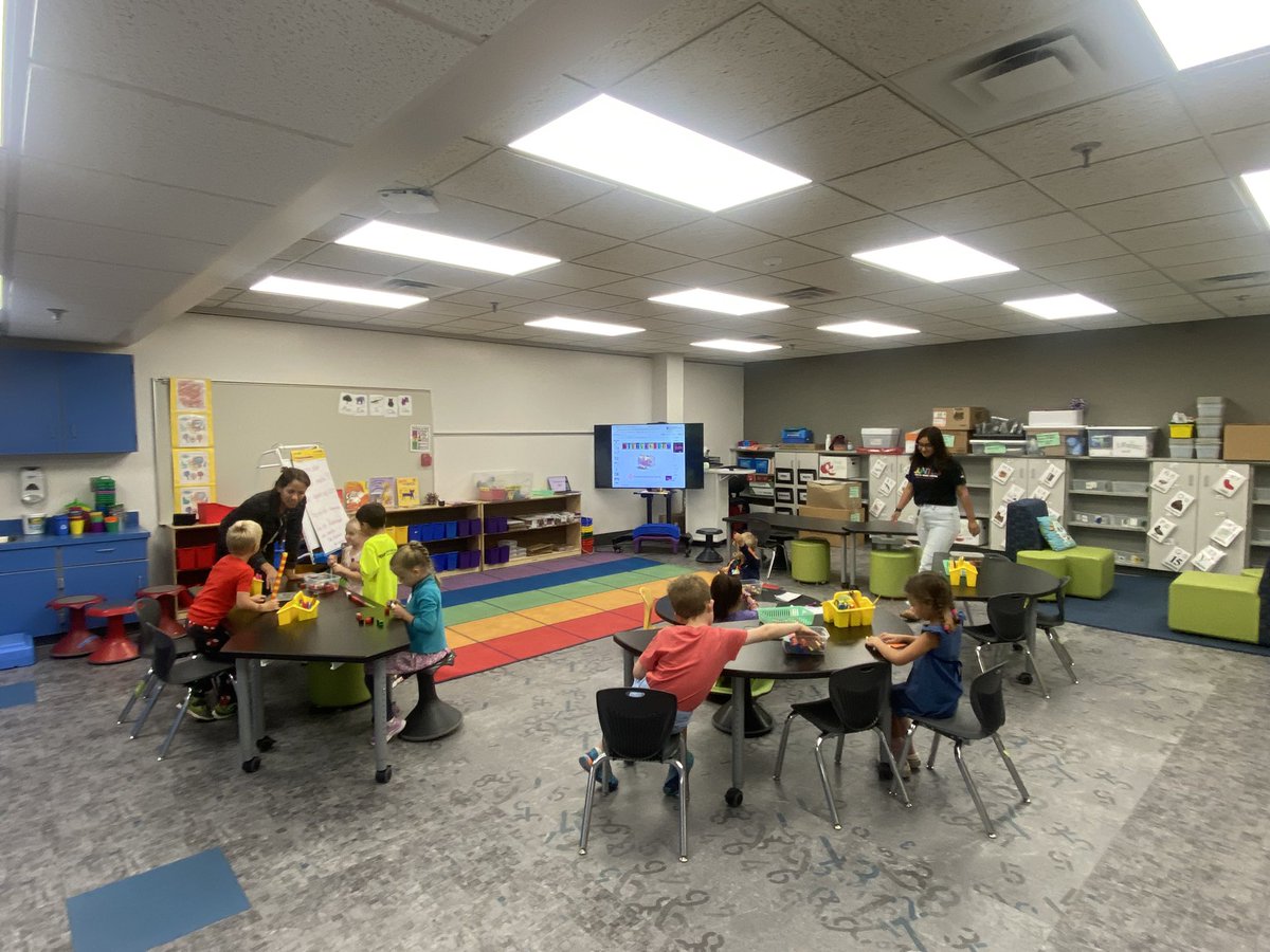 hernan81375313's tweet photo. Welcoming class of 2036 at EHSI. We are excited to be the start of your journey. @EPEAGLESEHSI #welcome https://t.co/THV5y9rOwn