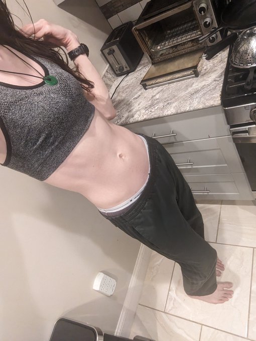 The toaster-oven gets pretty hot, but I'm hotter 😏  #fit #athletic #sportsbra #midriff #sweats #athleticgirl<a href="/tag/brunette"class="tags"><span>#brunette</span></a><a href="/tag/fit"class="tags"><span>#fit</span></a><a href="/tag/sportsbra"class="tags"><span>#sportsbra</span></a><a href="/tag/sweats"class="tags"><span>#sweats</span></a><a href="/tag/athletic"class="tags"><span>#athletic</span></a><a href="/tag/midriff"class="tags"><span>#midriff</span></a>