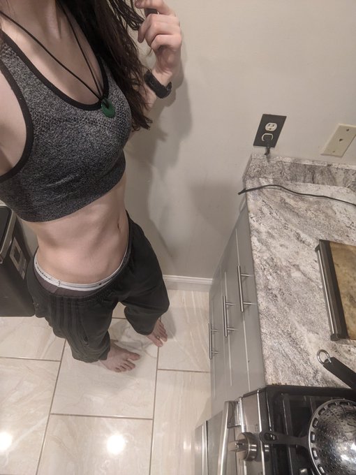 The toaster-oven gets pretty hot, but I'm hotter 😏  #fit #athletic #sportsbra #midriff #sweats #athleticgirl<a href="/tag/brunette"class="tags"><span>#brunette</span></a><a href="/tag/fit"class="tags"><span>#fit</span></a><a href="/tag/sportsbra"class="tags"><span>#sportsbra</span></a><a href="/tag/sweats"class="tags"><span>#sweats</span></a><a href="/tag/athletic"class="tags"><span>#athletic</span></a><a href="/tag/midriff"class="tags"><span>#midriff</span></a>