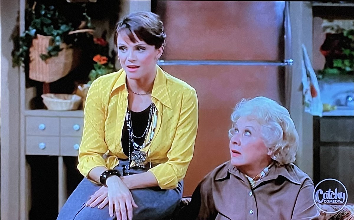 CLASSIC TV MUSINGS: In a weird sort of sitcom Twilight Zone Ethel Mertz (aka #VivianVance) & Larry Tate (aka #DavidWhite) were suddenly Rhoda & Brenda Morgernstern’s neighbors on a 1975 episode of RHODA 📺 😵‍💫 #ValerieHarper #JulieKavner