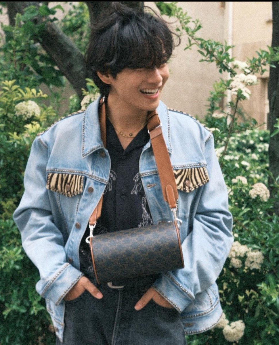writingsoul07's tweet photo. @Em_kat22 It's him 🥺 #V_Layover #V_RainyDays https://t.co/Luxj9QpEY8